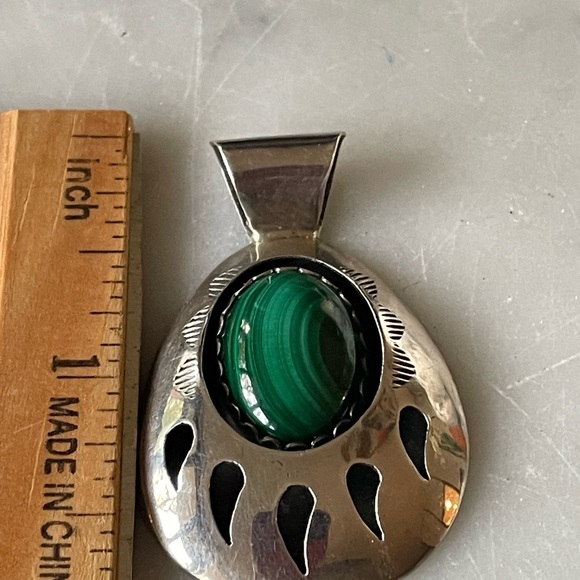 Navajo Vintage Native American Malachite Bear Paw Pendant - Picture 3 of 9